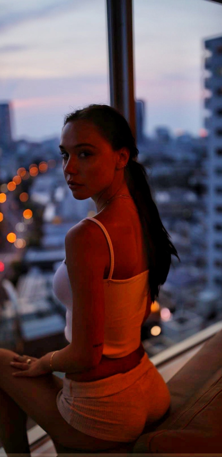 Alexis Ren