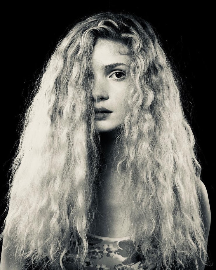 Elena Kampouris