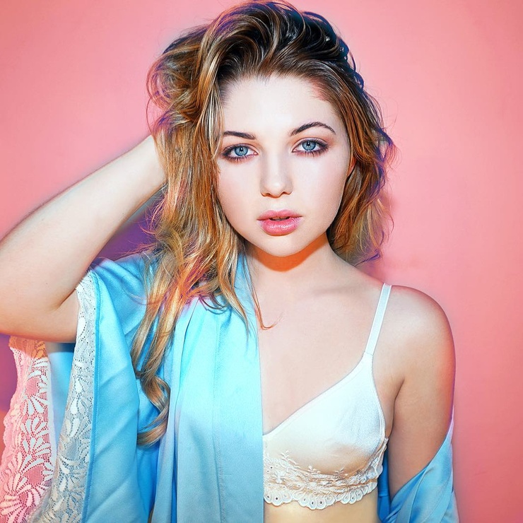 Sammi Hanratty Sammi Hanratty