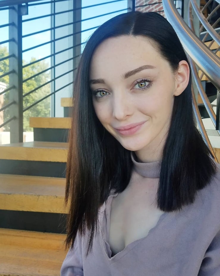 Emma Dumont