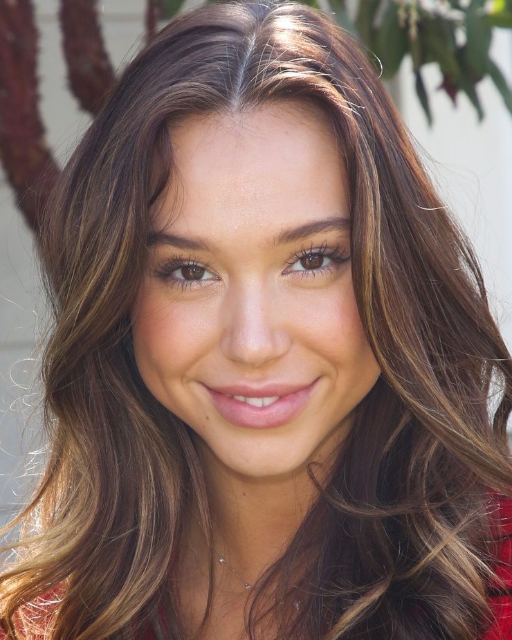Alexis Ren