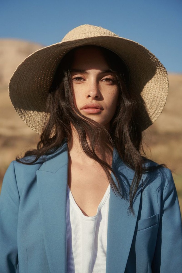 Zoe Barnard Zoe Barnard