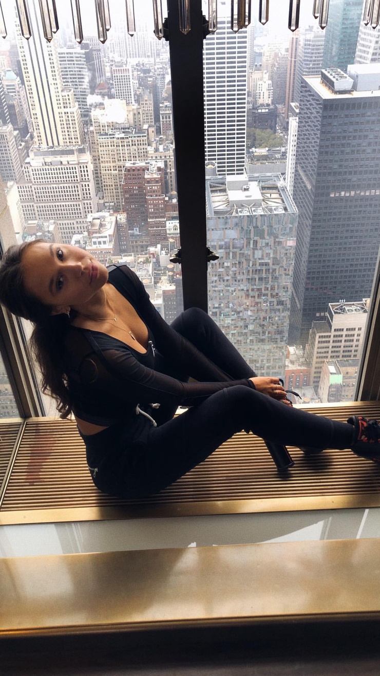 Alexis Ren