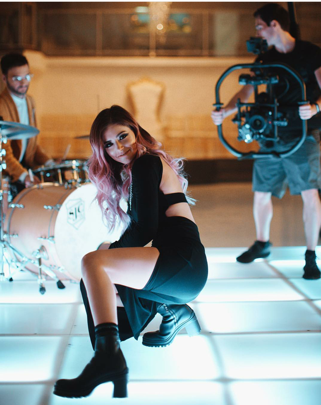 Chrissy Costanza Chrissy Costanza