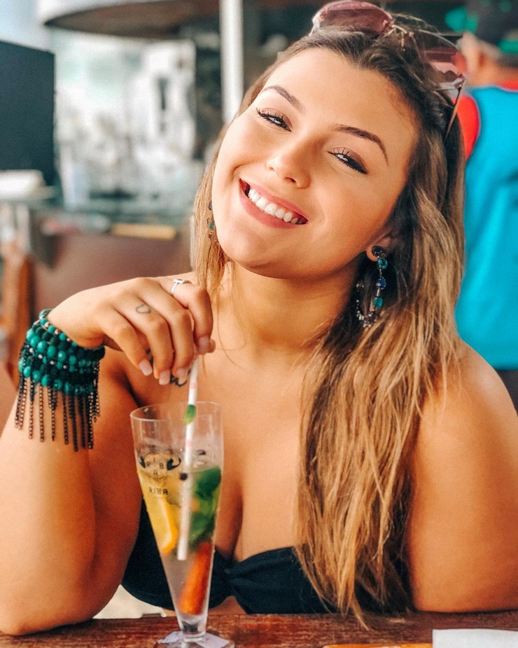 Angélica Oliveira Angélica Oliveira