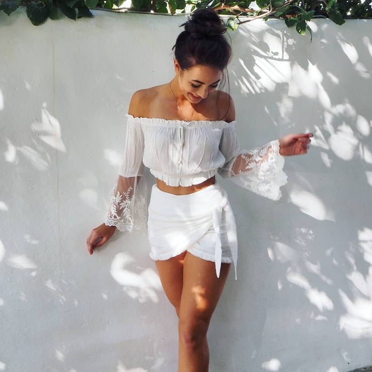 Danielle Robertson Danielle Robertson