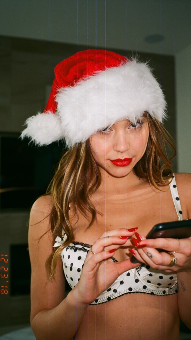 Alexis Ren