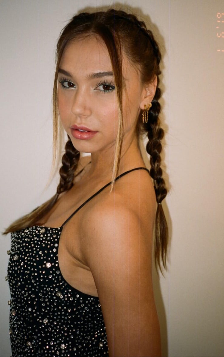 Alexis Ren