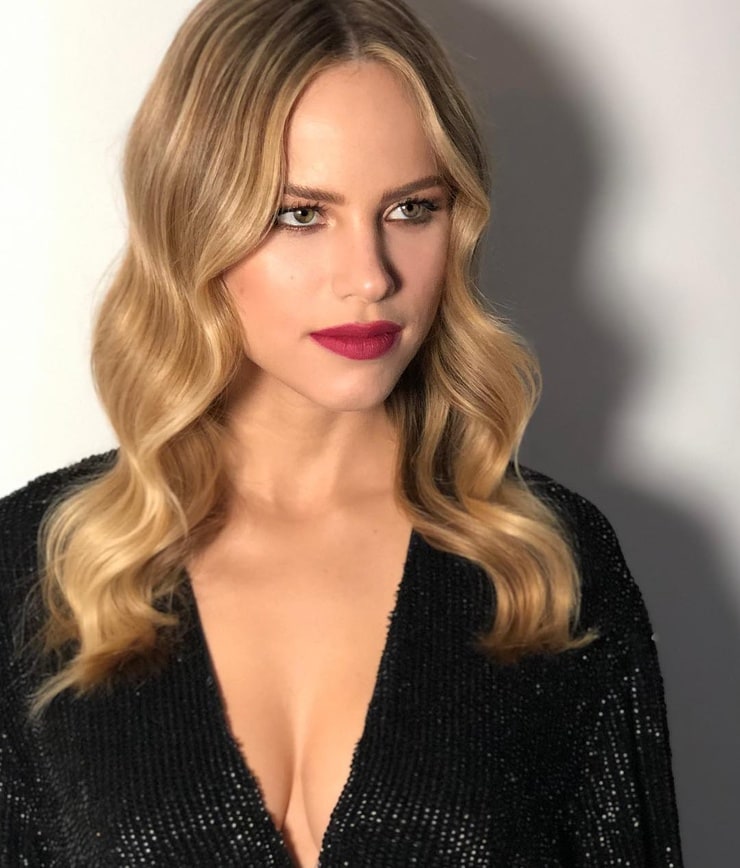 Фото halston sage