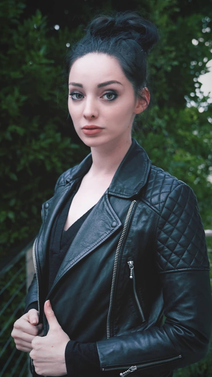 Emma Dumont Images