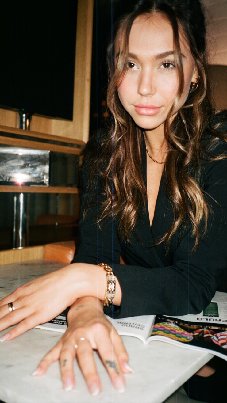 Alexis Ren