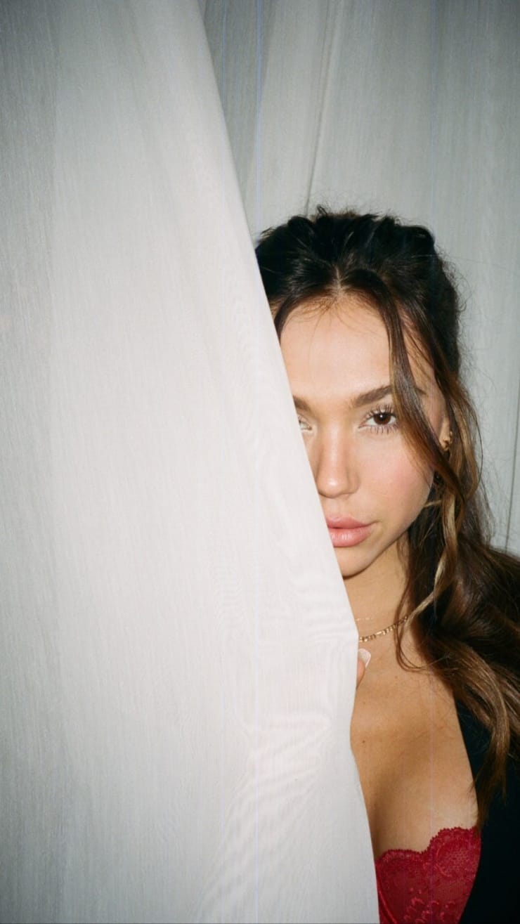 Alexis Ren