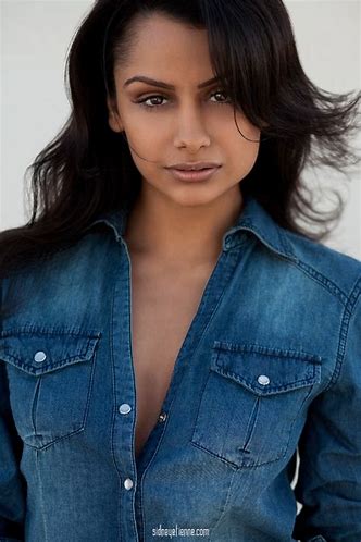 Nazanin Mandi