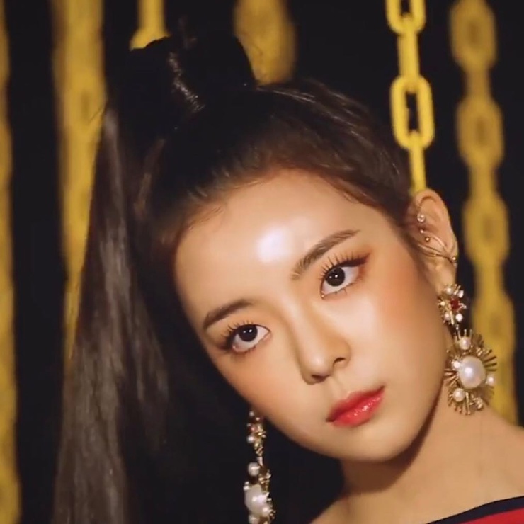 Lia (ITZY) Lia (ITZY)