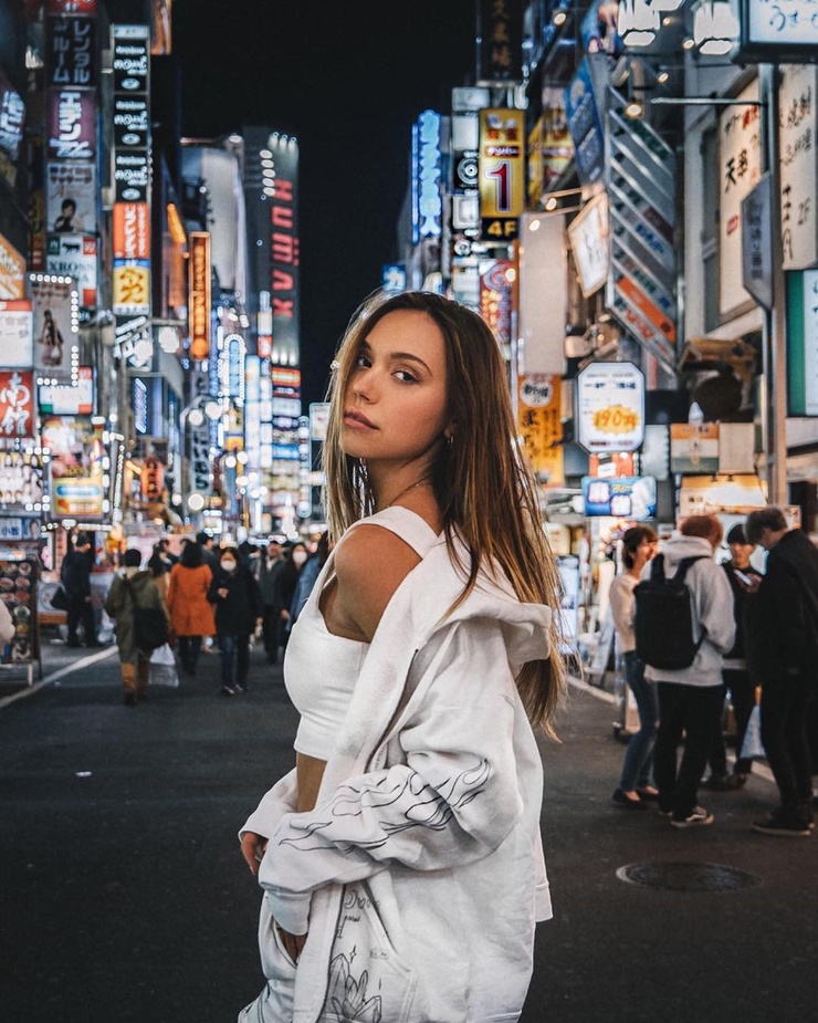 Alexis Ren
