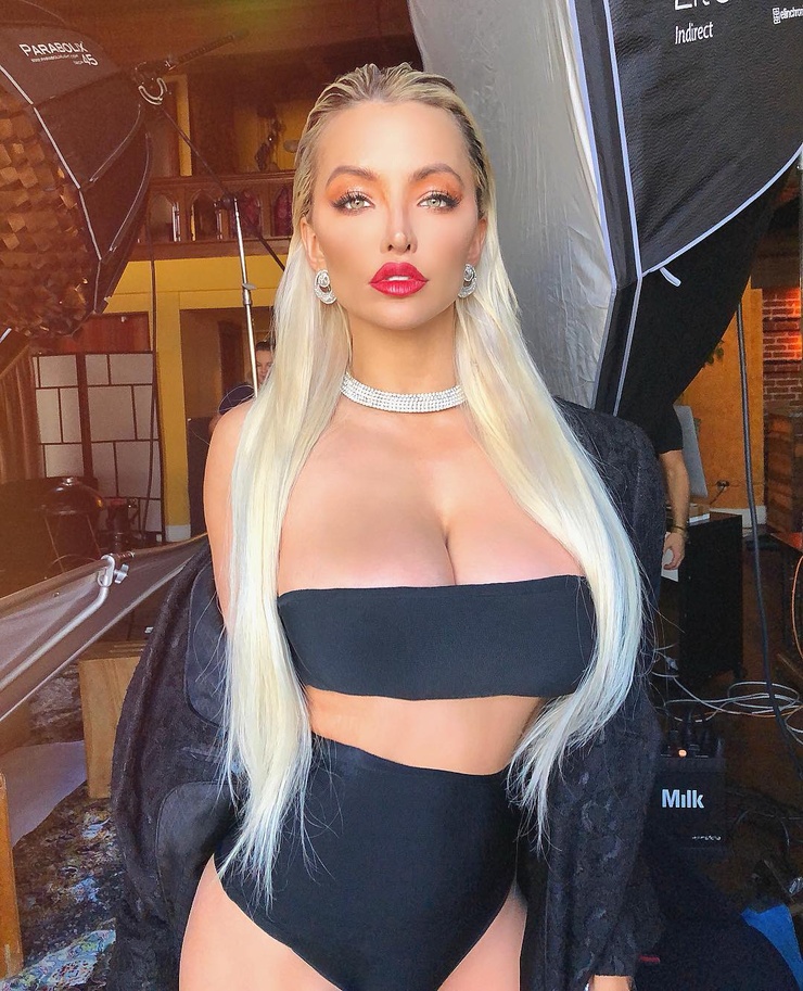 Lindsey Pelas Lindsey Pelas
