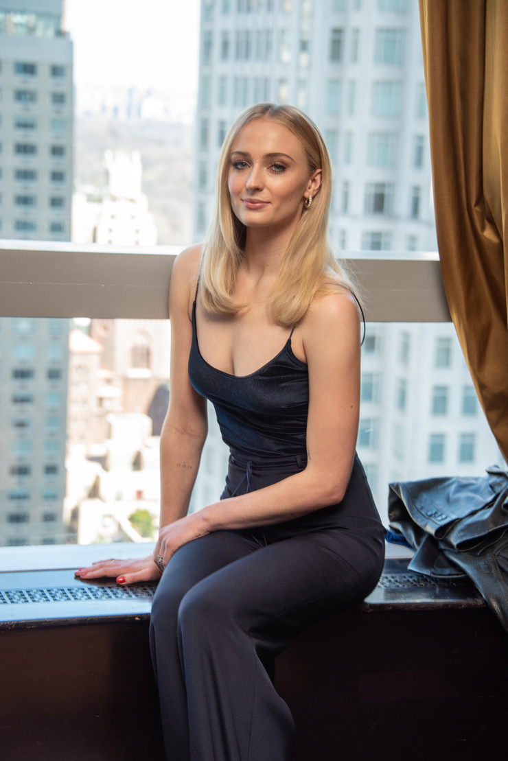 740full-sophie-turner.jpg