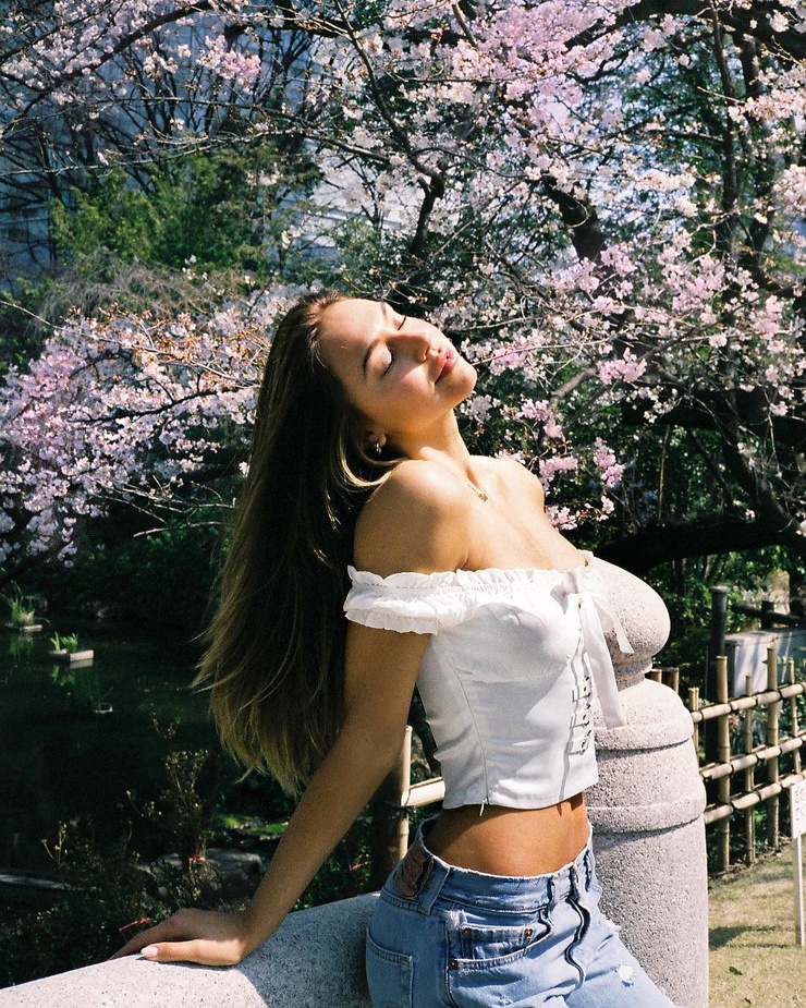 Alexis Ren