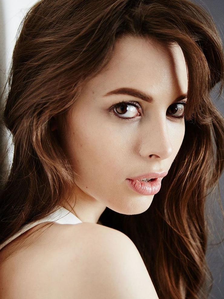 charlotte-kemp-muhl