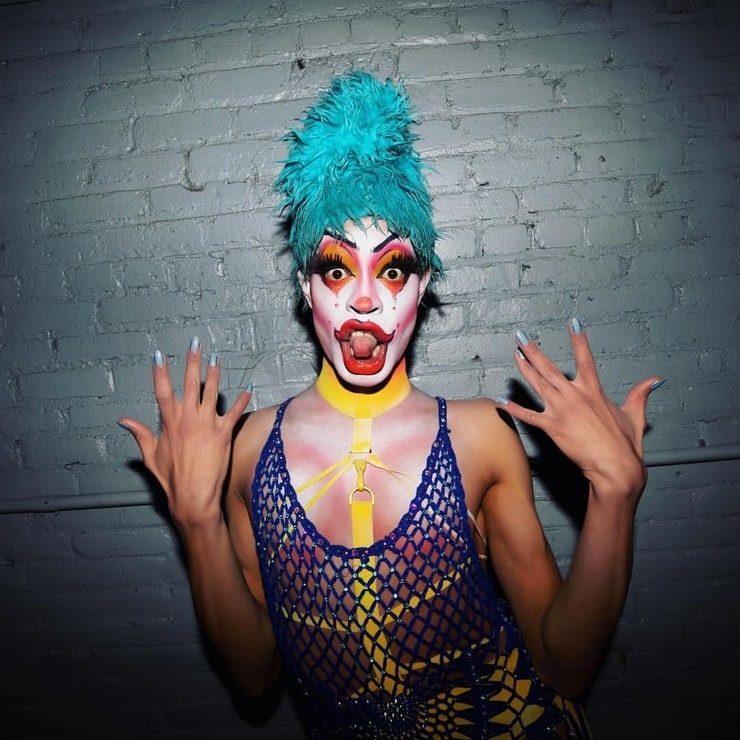 Yvie Oddly