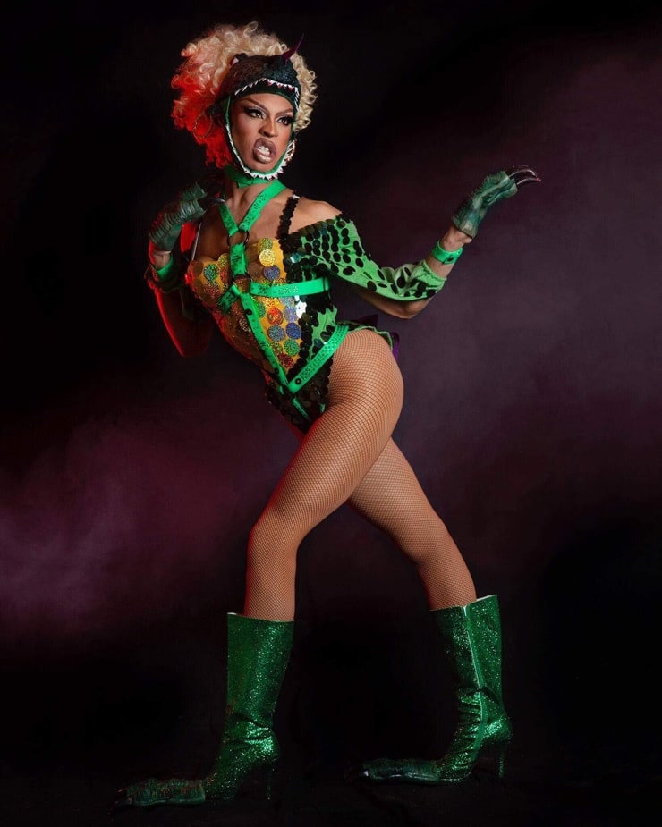 Yvie Oddly