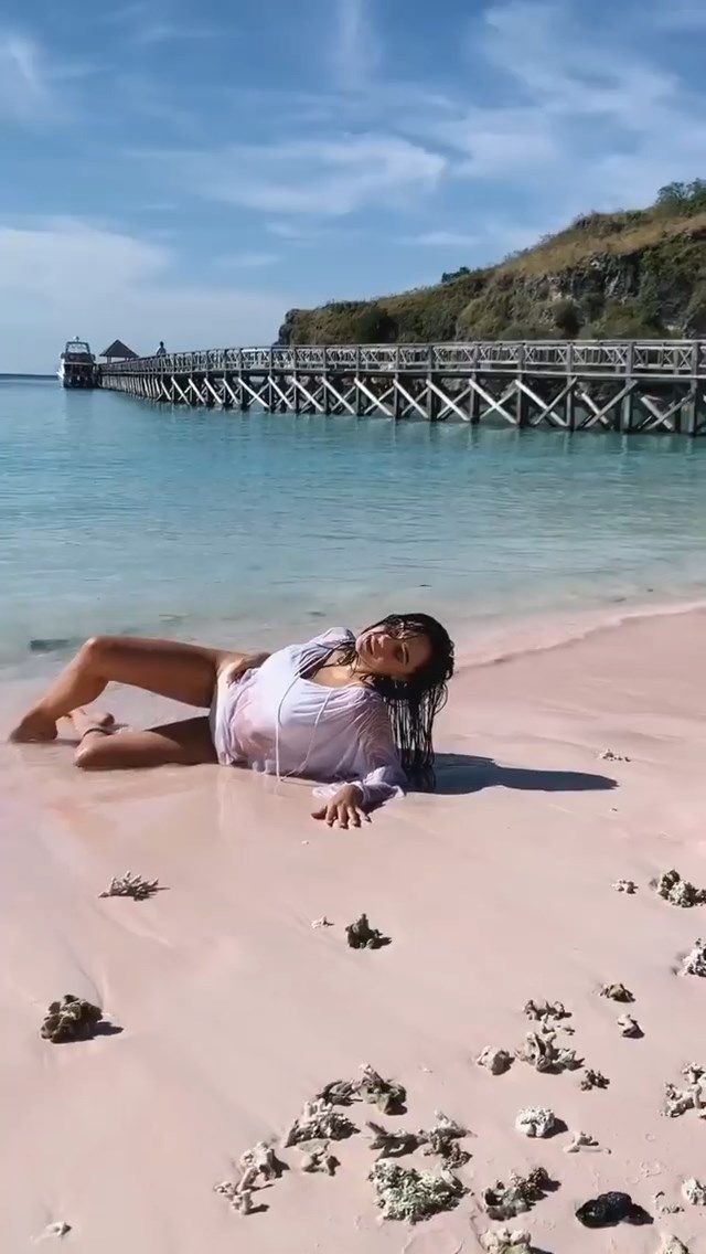 Alexis Ren