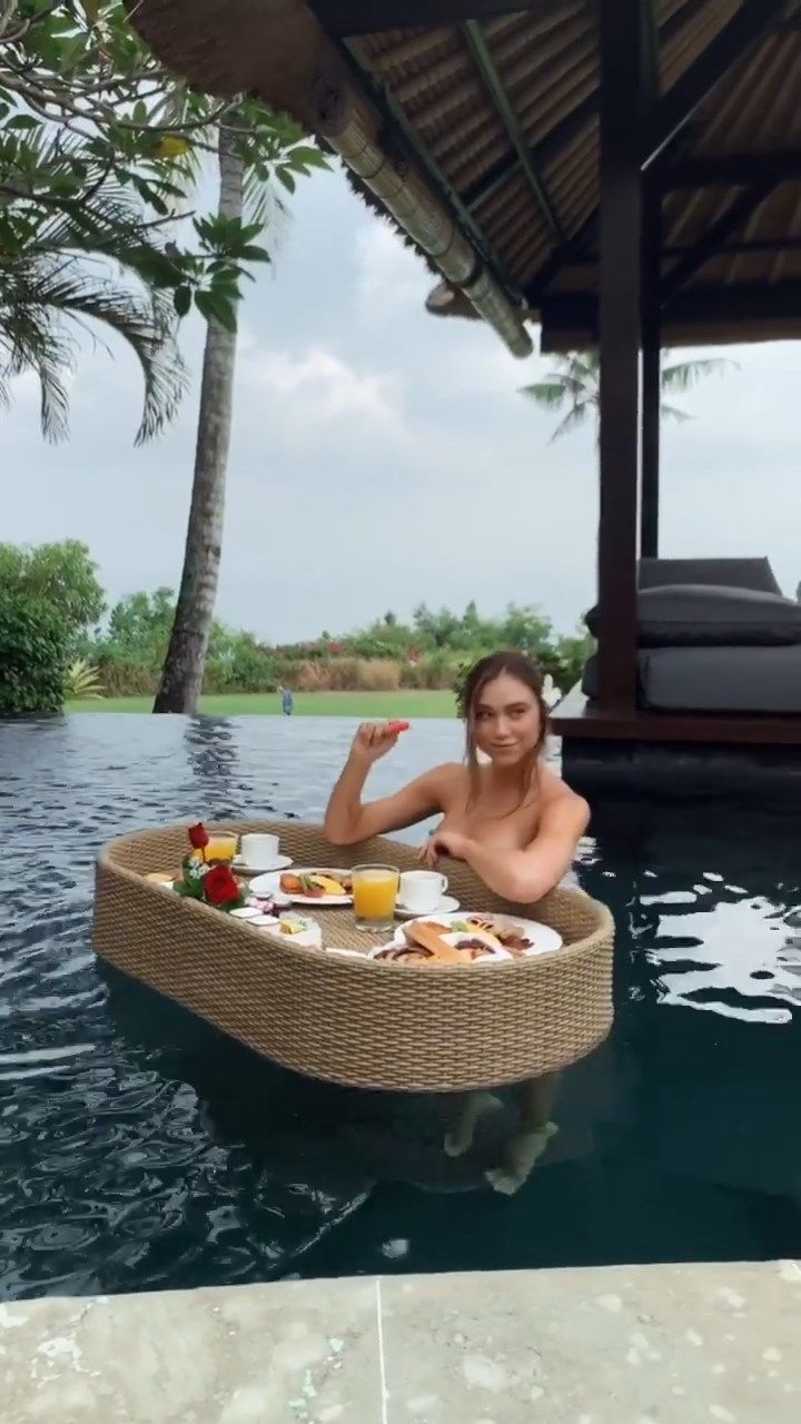 Alexis Ren