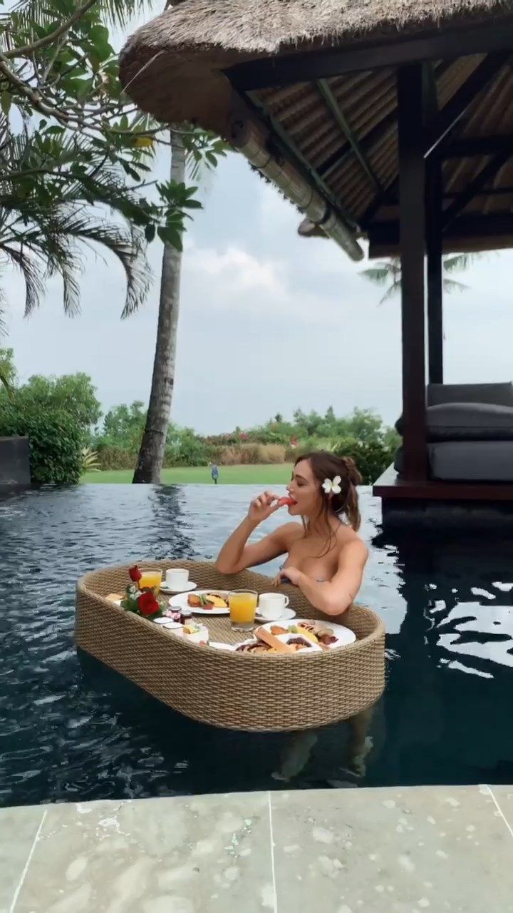 Alexis Ren