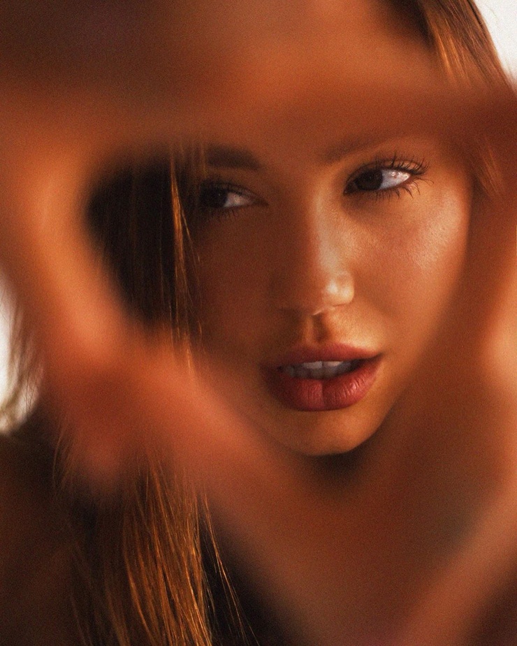 Alexis Ren