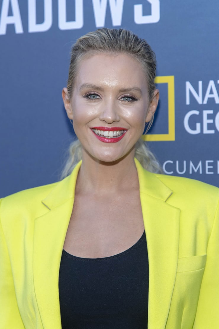 Nicky Whelan Pics