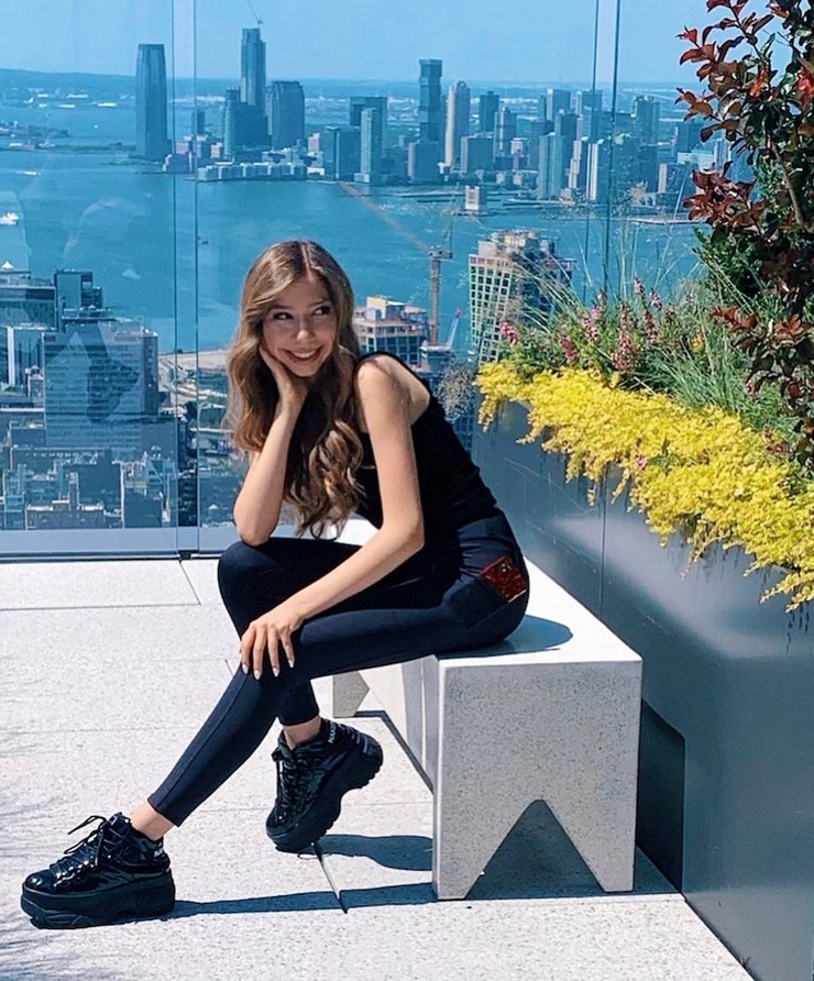 Lulu Lambros image
