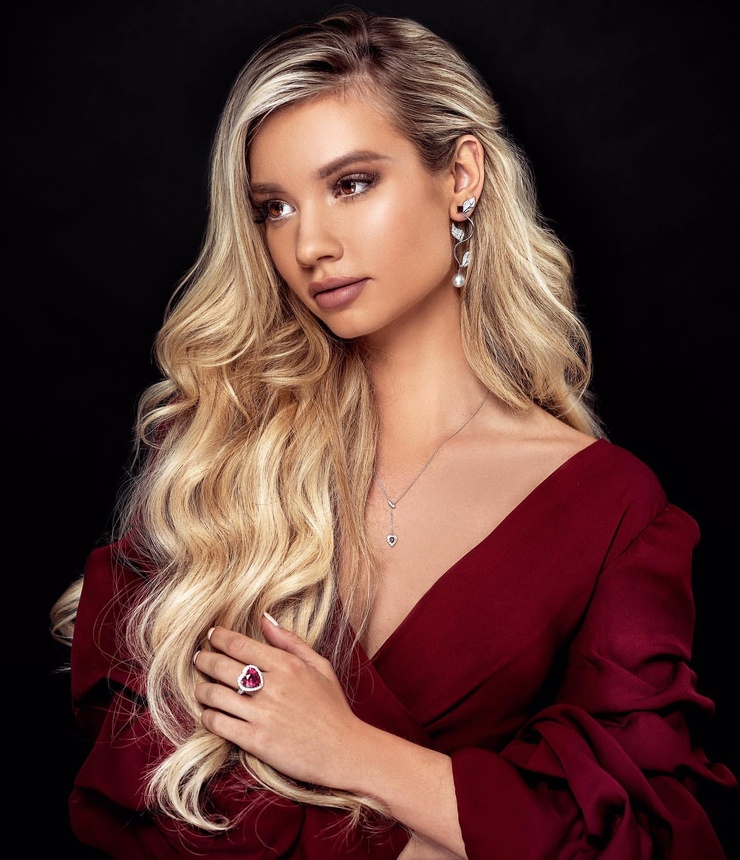 Alexa Collins Alexa Collins