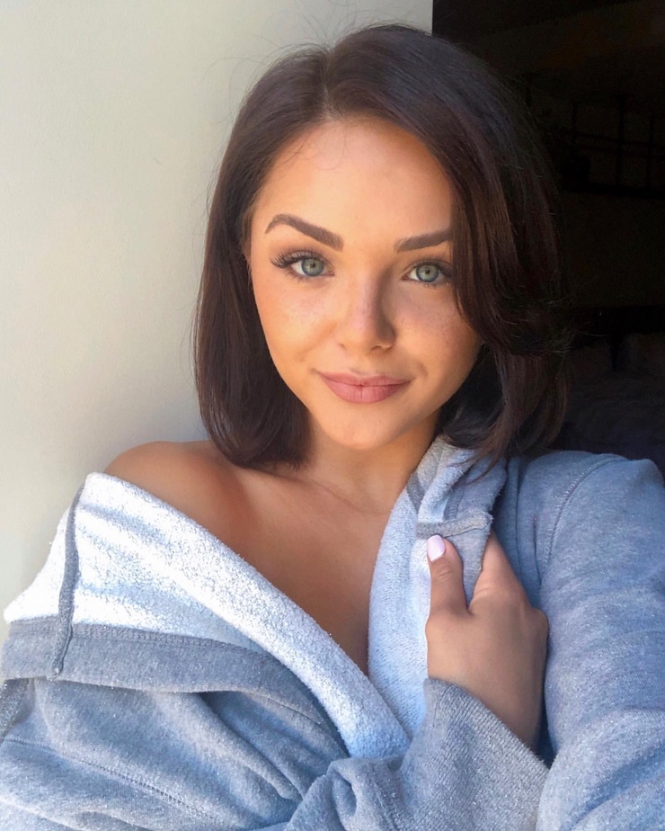 Oana Gregory Personal Pics 12192018