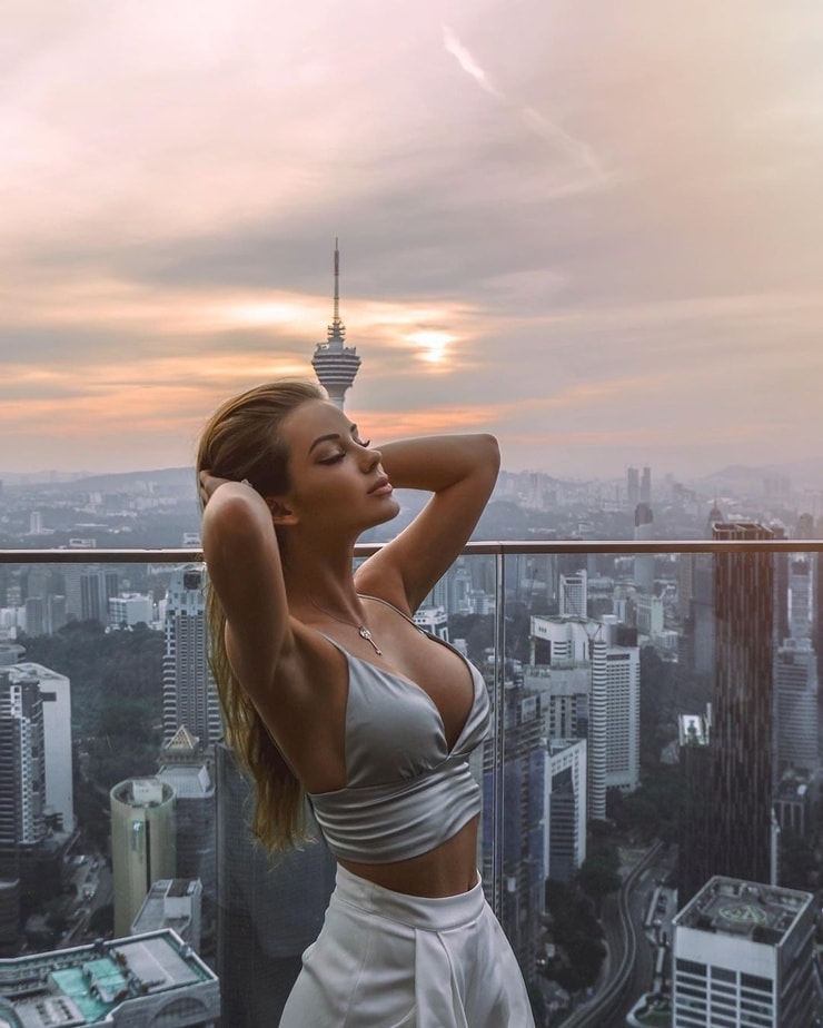 JANE MÁKOVA JANE MÁKOVA