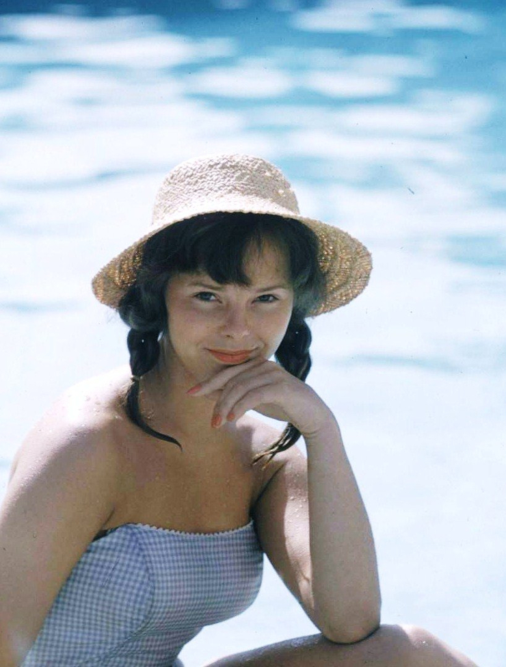Anne Helm