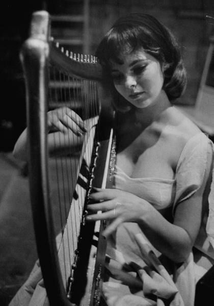 Anne Helm.