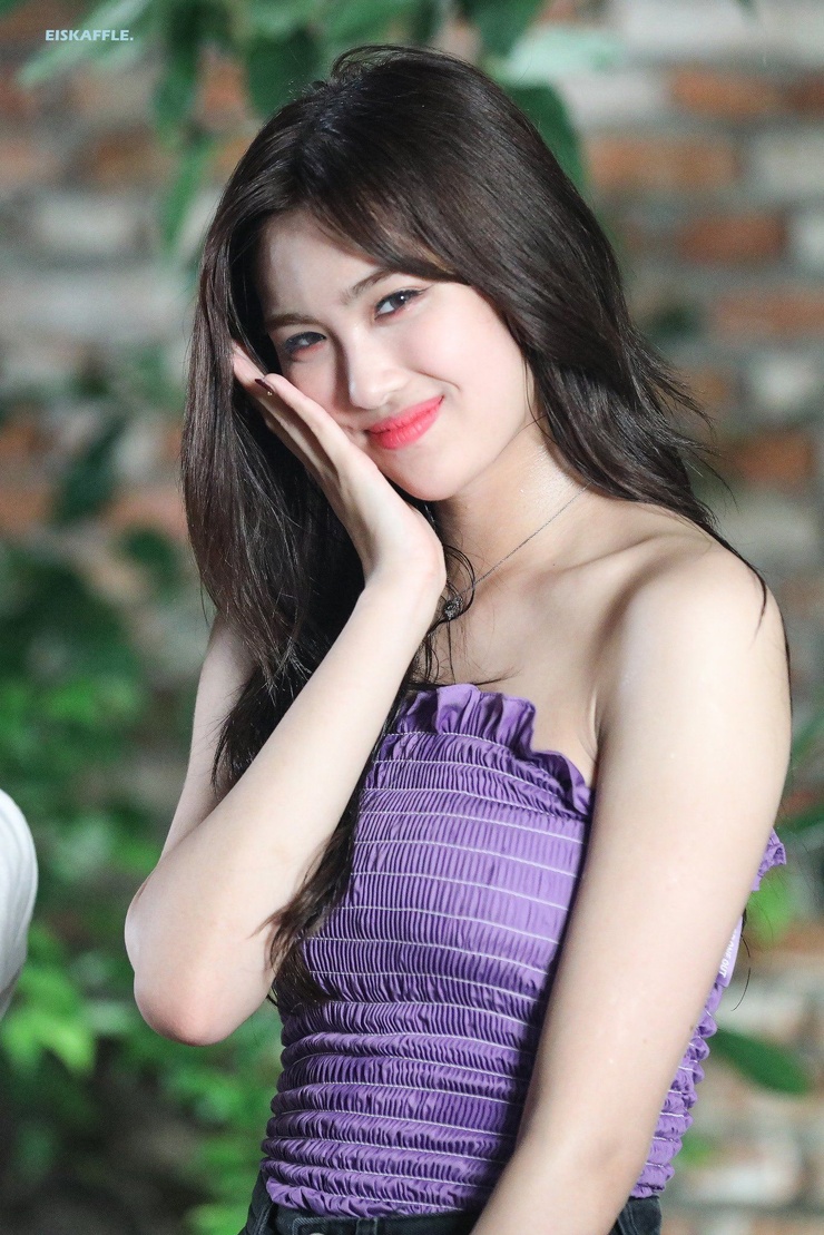 Aisha (EVERGLOW) Aisha (EVERGLOW)