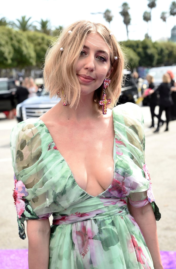 Heidi gardner cleavage