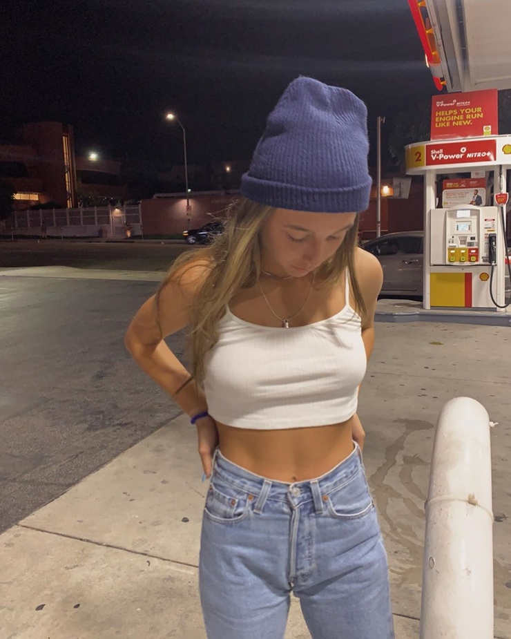 Picture Of Emma Chamberlain picture-of-emma-chamberlain