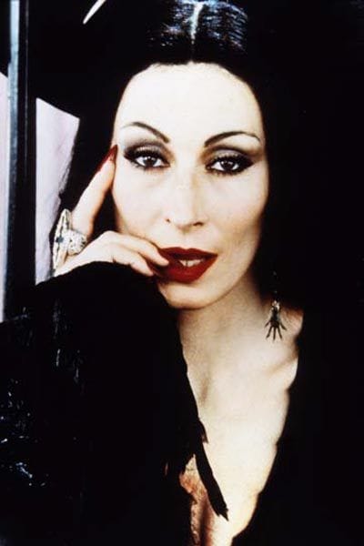 Morticia Addams (Anjelica Huston)