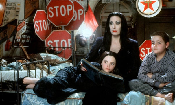 Morticia Addams (Anjelica Huston)