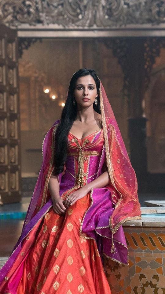 Jasmine (Naomi Scott)