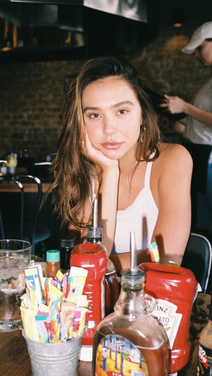 Alexis Ren