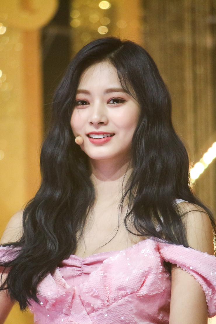 Chou Tzu-yu (Tzuyu) Chou Tzu-yu (Tzuyu)