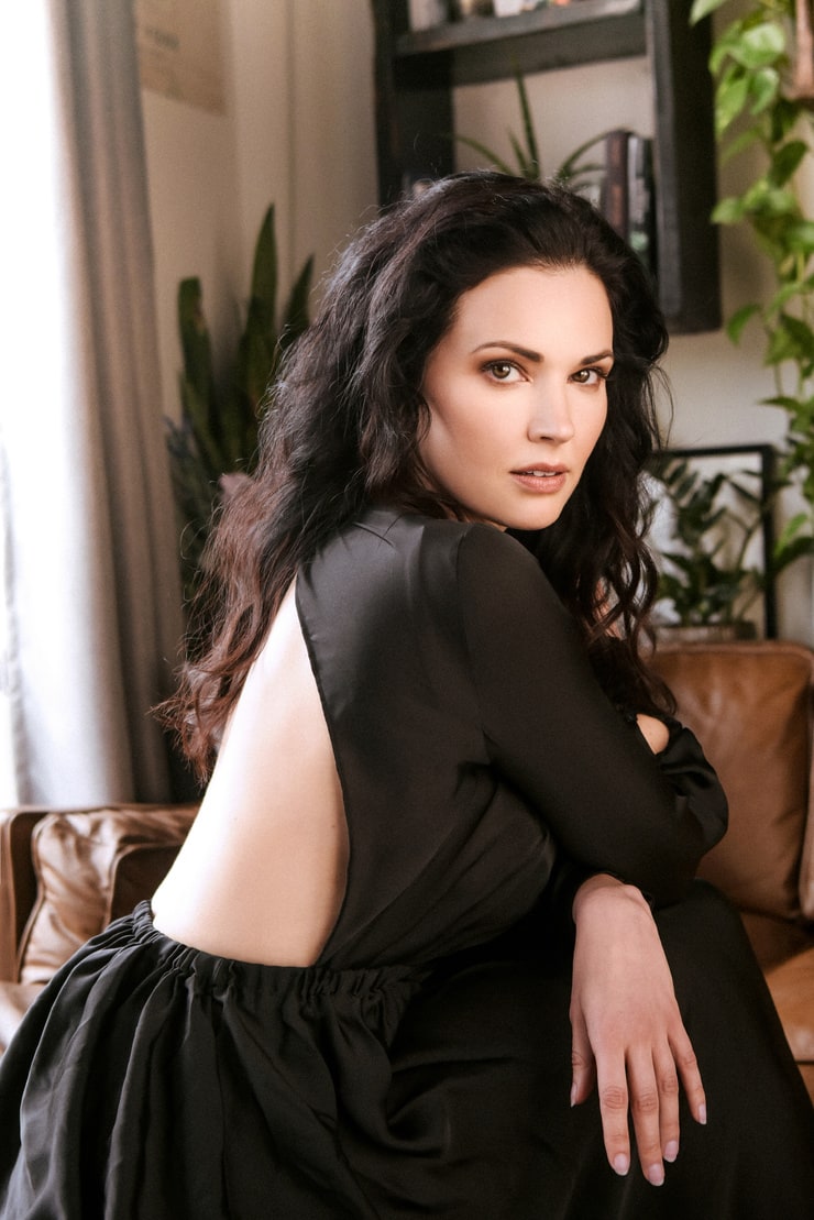 Laura Mennell.