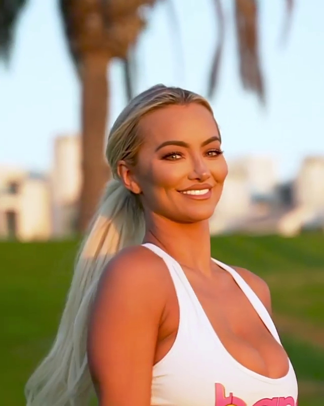 Lindsey Pelas