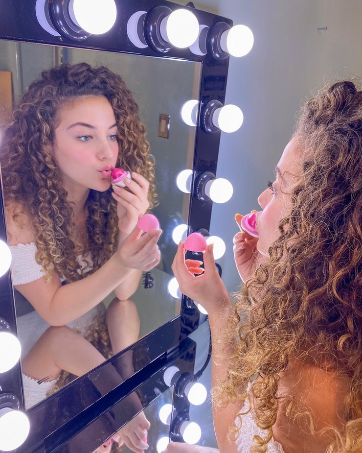 Sofie Dossi Sofie Dossi