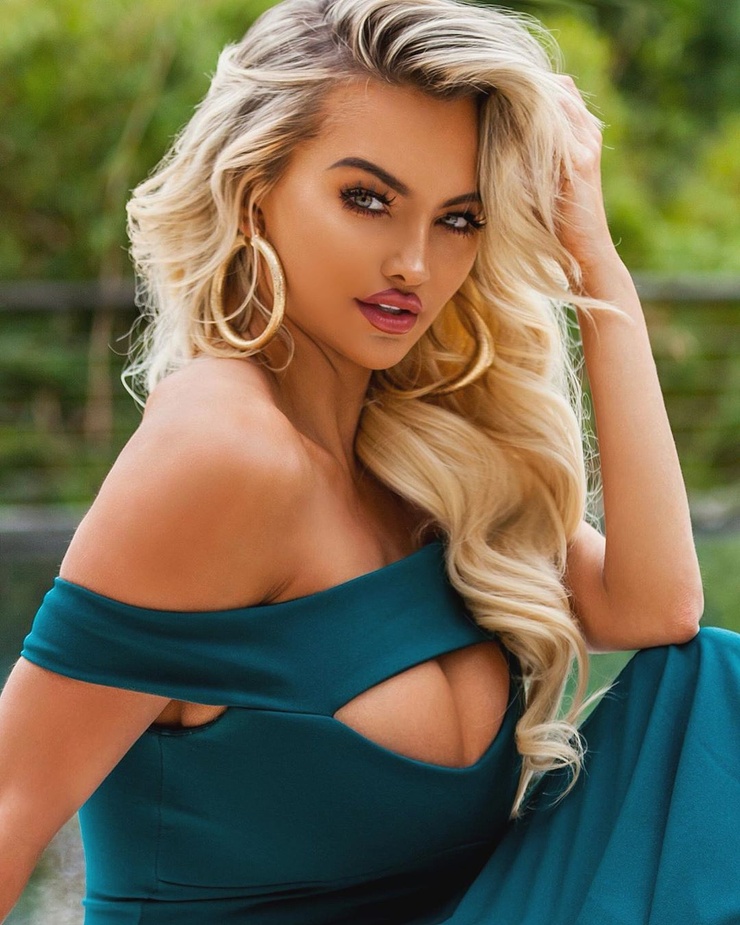 Lindsey Pelas Lindsey Pelas