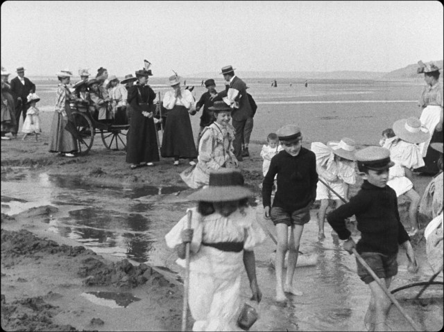 Enfants pêchant des crevettes