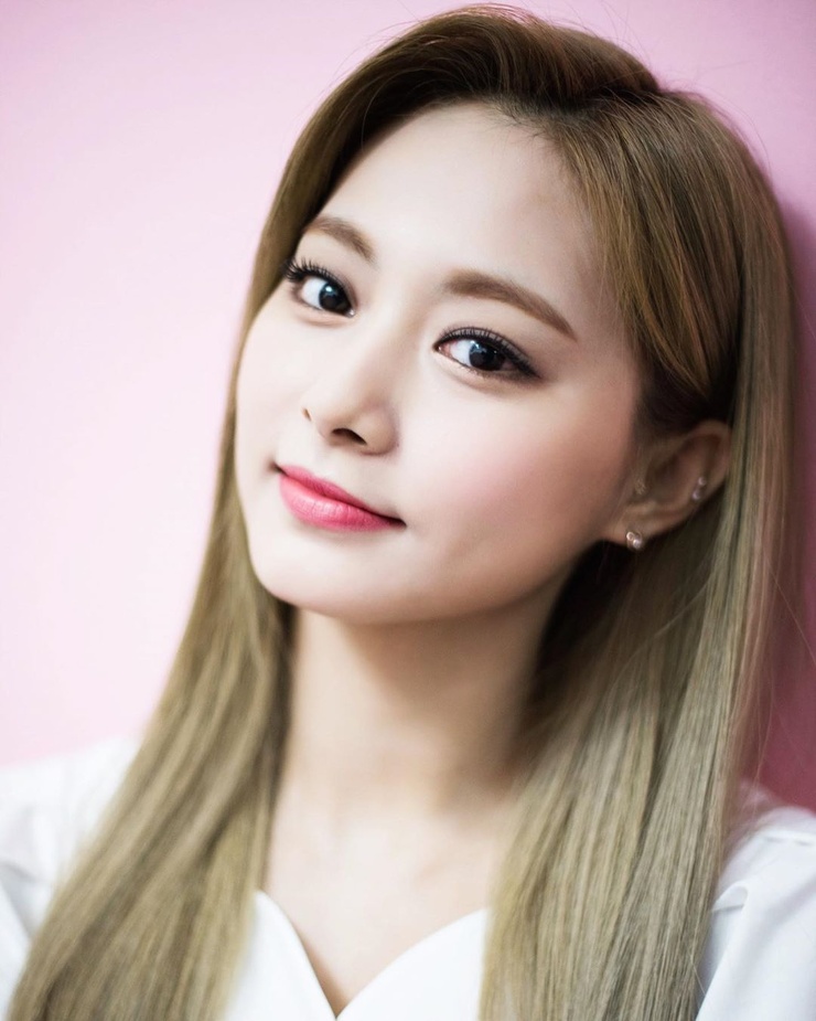 Chou Tzu-yu (Tzuyu) Chou Tzu-yu (Tzuyu)
